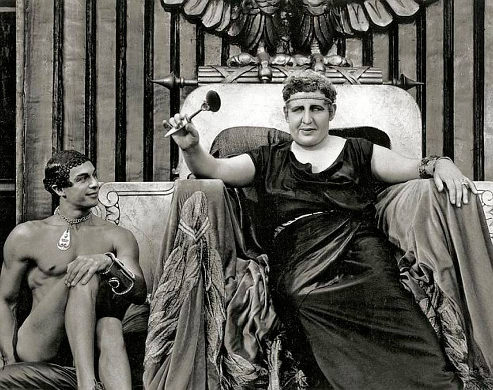 Hay en la película una presencia sofocante de la lascivia en sus más variopintas expresiones como la derramada y ambigua blandenguería de Nerón, interpretado por Charles Laughton.