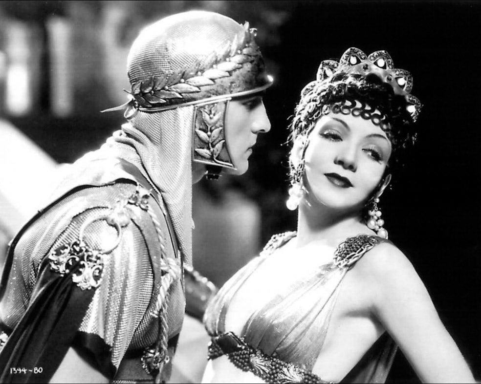 El signo de la cruz fue mutilada algunos años después por la cofradía meapilas. Eliminaron los planos más sicalípticos o crueles y añadieron un prólogo moralizante y farragoso que da grima. En la foto, Fredic March en el papel de Marco y Claudette Colbert como su amante Popea.