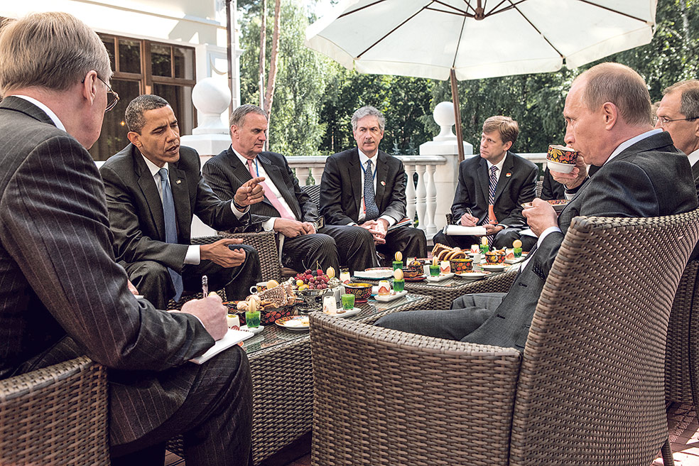 A lo largo de 32 años, Burns ha servido a todos los presidentes, menos a Trump. Durante el mandato de Obama (en la foto, en un encuentro con Putin) entabló una relación con Biden... por oposición. Ya presidente, Biden lo nombró, de hecho, cuando Burns estaba retirado de la carrera diplomática. Desde entonces, el agente tiene pleno acceso a la Casa Blanca, y su presencia en la política exterior de Estados Unidos es más notable que la de ningún otro director de la CIA.