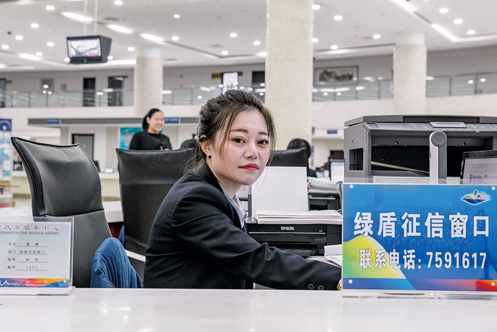 Esta funcionaria procesa las cuentas donde se acumulan los puntos. Las personas con una calificación baja no pueden acceder a trabajos en el sector público.