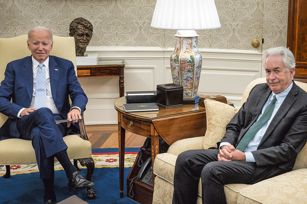 Durante el mandato de Obama, cuando Joe Biden era vicepresidente, Burns y Biden solían chocar cuando surgía un dilema. Por ejemplo, al planear el asalto al complejo donde se escondía Bin Laden en Pakistán, el hoy inquilino de la Casa Blanca era el que aconsejaba prudencia y Burns, el que instaba a la acción.