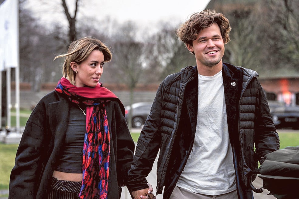 A Carlsen se lo ha visto contento y relajado en el torneo alemán, celebrado a orillas del mar Báltico. Acudió en compañía de su nueva novia, algo impensable en un torneo oficial. A sus 33 años, Carlsen sigue siendo el número uno en el ranking, pero ya no es el campeón del mundo. Renunció el año pasado.