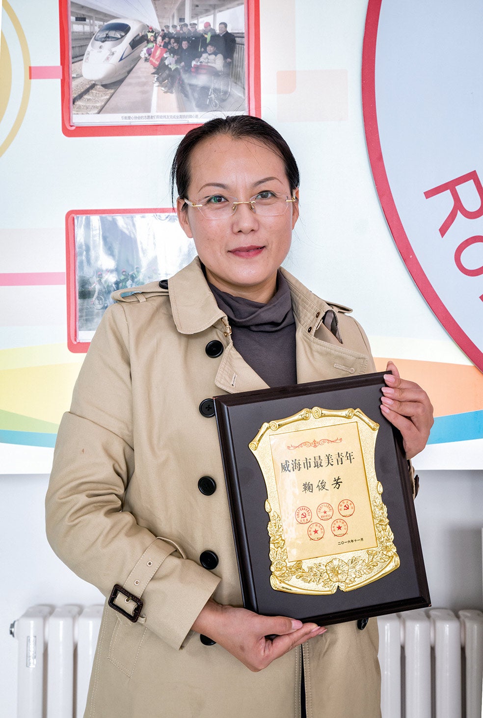 La señora Ju muestra una de sus modélicas calificaciones. Desde que se ha introducido el sistema, cada vez hay más ciudadanos dispuestos a realizar servicios sociales.