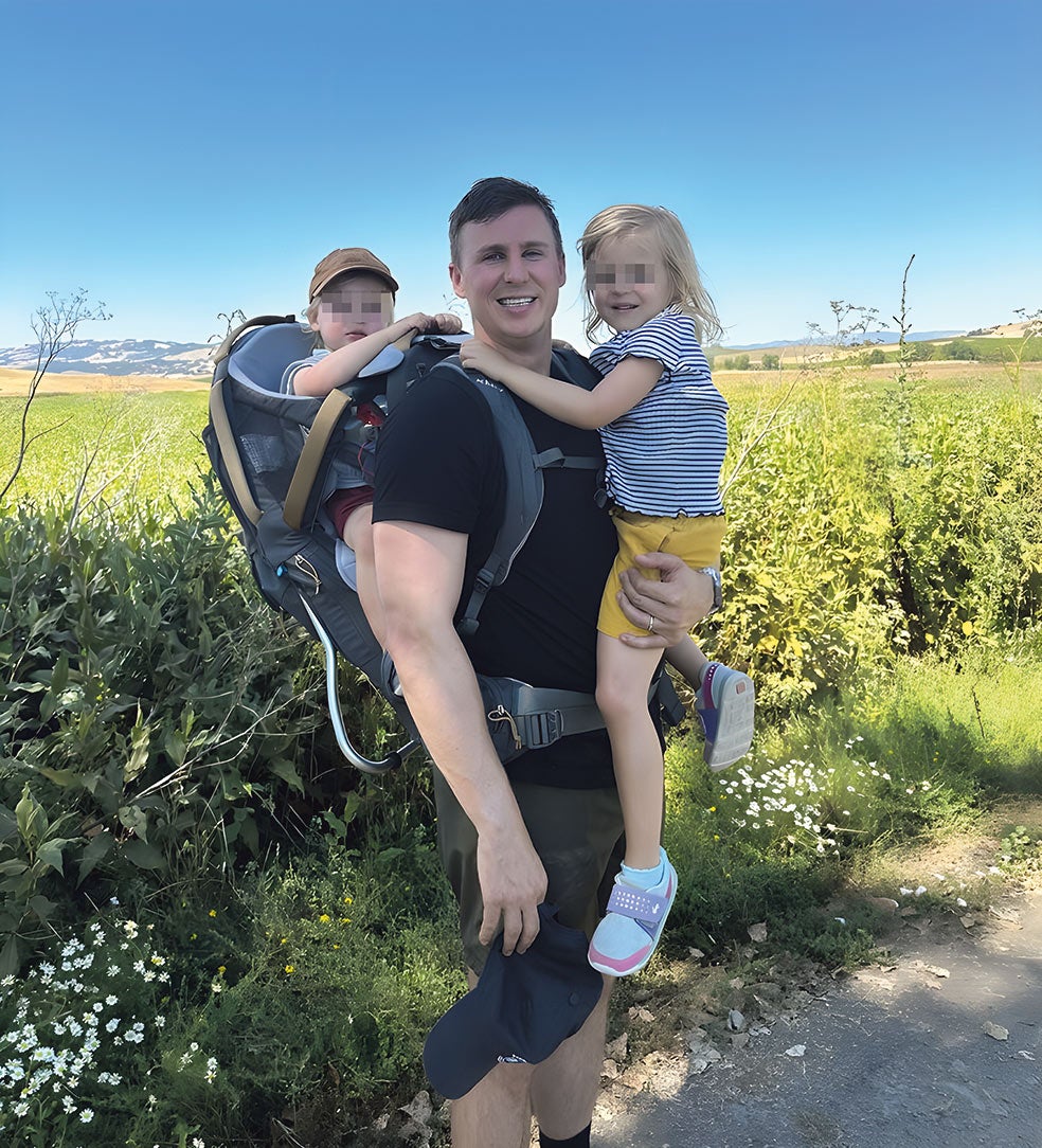 Brett Adcock creció en una granja de Illinois y, según cuenta, desde niño se interesó por las máquinas y cómo hacerlas más eficaces para rentabilizar el negocio familiar. Está casado y tiene dos hijos con los que, como deja ver en redes, practica el senderismo. El campo, dice, es su hábitat natural.