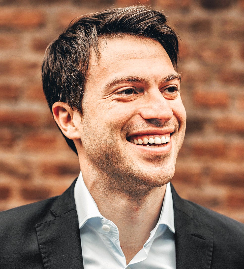 El economista y profesor del MIT Martín Beraja es coautor de AI-tocracy, un estudio que revela la estrategia de China –ya líder en inteligencia artificial dedicada al control social– para convertirse en líder mundial de esta tecnología.