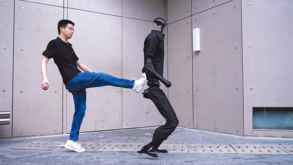 En los laboratorios se incentiva el maltrato al androide, como hace este empleado de la empresa china Unitree: patadas, empujones… Así espabilan. Pero al ver el vídeo, uno empatiza instintivamente con el humanoide. Los chinos van muy rápido en esta carrera: su prototipo corre a 12 kilómetros por hora, más que el 95 por ciento de los humanos.