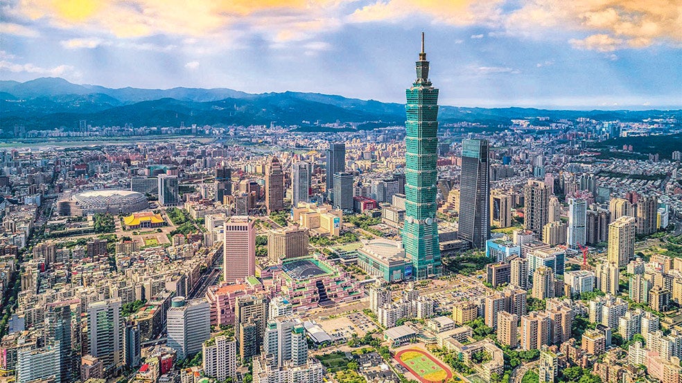 Aunque Pekín ve Taiwán como una provincia rebelde que se reunificará con el continente, Taiwán se ve como un país independiente, pese a que nunca ha declarado de forma oficial su independencia. En la imagen, su capital, Taipéi.