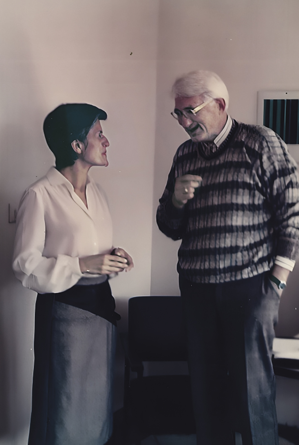 Cuando terminó la carrera, Adela Cortina se fue a Alemania a completar su formación. Aquí, en una foto de 1986 «con Jürgen Habermas en la Universidad de Fráncfort, cuando estuve ampliando estudios con una beca de la Alexander von Humboldt-Stiftung», cuenta.