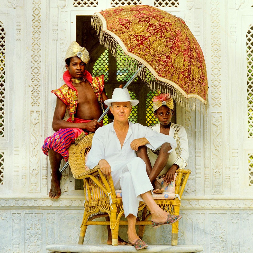 Colin Tennant, lord Glenconner, compró la isla de Mustique en 1958 por 57.000 dólares. Construyó residencias de lujo y organizaba fantásticas fiestas. Pero lord Glenconner era un excéntrico imprevisible. Estuvo casado 54 años con lady Anne, dama de compañía de la princesa Margarita, con quien tuvo cinco hijos. Pero al fallecer en 2010, Tennant dejó toda su fortuna a Kent Adonai, un pescador de la isla y empleado de su confianza durante 25 años. La familia recurrió el testamento, pero ganó Adonai, que pasó a tener una fortuna de 20 millones de libras.