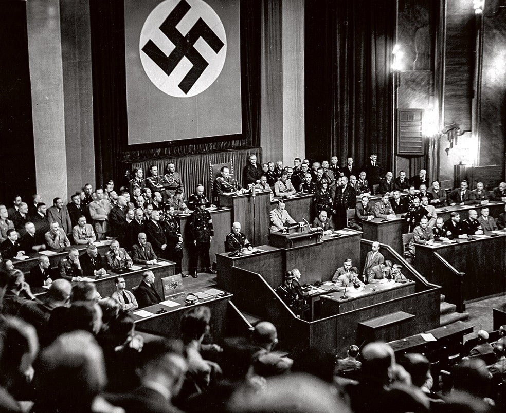 Hitler interviene ante el Parlamento, reunido en la Ópera de Berlín (dado que su sede había ardido), el 13 de julio de 1934. Hindenburg moriría días después, pero ya estaba claro quién tenía el control total.