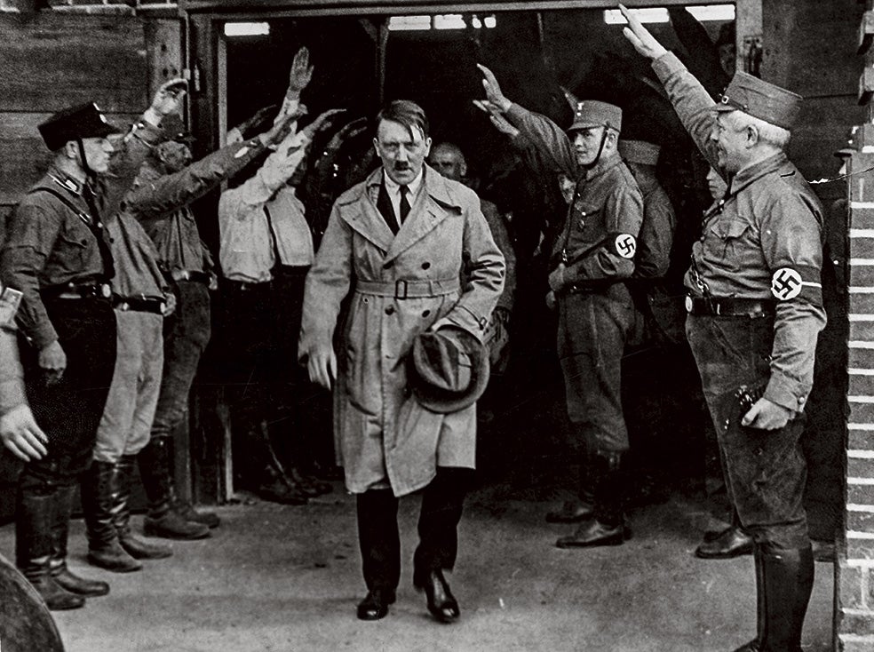 Hitler, poco después de ser nombrado canciller y todavía vestido de civil bajo la gabardina, abandona la sede del Partido Nazi.