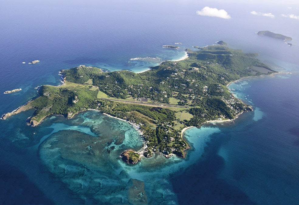 La isla Mustique se encuentra al norte de Venezuela, rodeada de arrecifes de coral, entre el enclave del archipiélago de San Vicente y las Granadinas.