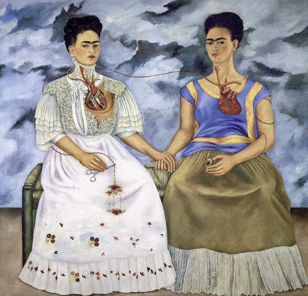 Frida Kahlo pintó su retrato doble Las dos Fridas, en 1939, cuando se divorció de su marido. El vestido blanco y el colorido vestido tradicional representan sus raíces europeas y mexicanas: dos corazones laten en su pecho.