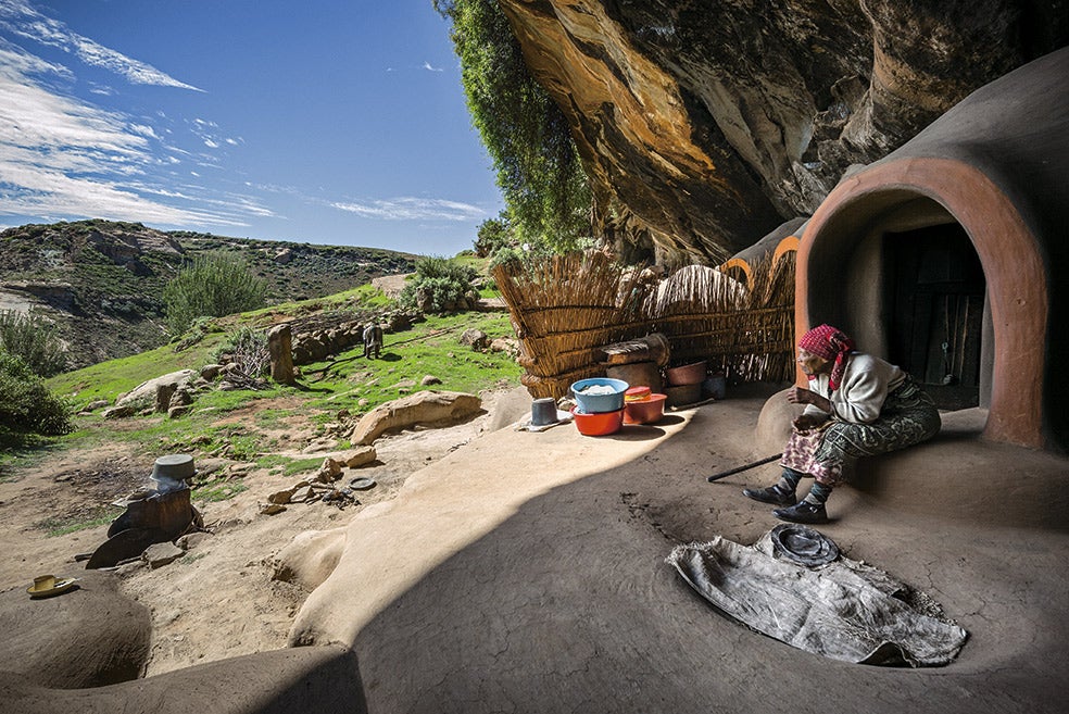 Mmaphello, de 80 años, medita en los roquedales de Malimong, cuyas cuevas sirvieron de refugio a las familias que huían de distintos invasores en el siglo XIX.