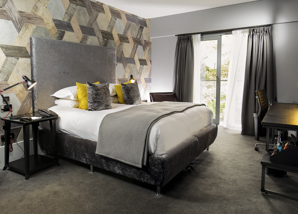 Esta antigua prisión victoriana convertida en hotel de lujo cuenta con una galería de tres plantas (imagen de la apertura de este tema). Para las habitaciones se unieron tres celdas y todavía se conserva una intacta, solo para poder comparar.