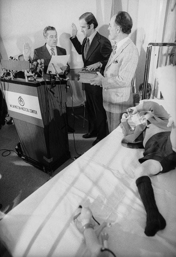 Juró el cargo de senador en la habitación donde seguía ingresado su hijo. Su suegro sostenía la Biblia.