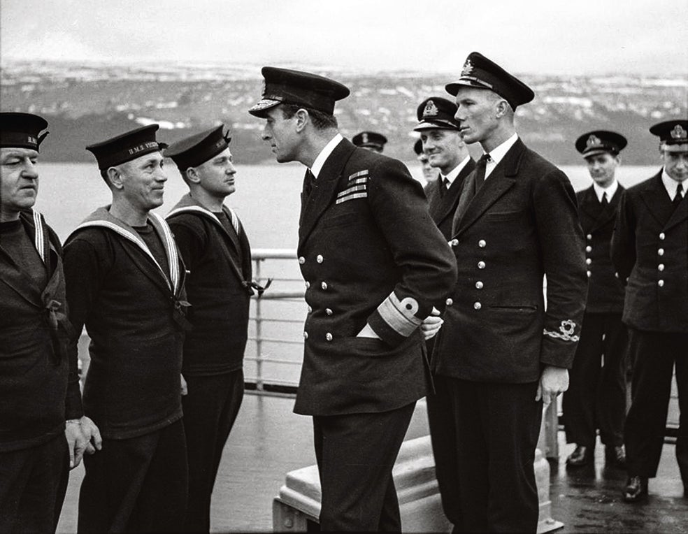 Louis Mountbatten, primo del rey Jorge y comodoro jefe de operaciones combinadas, coordinó la misión. Según Max Hastings, era vanidoso e irreflexivo.