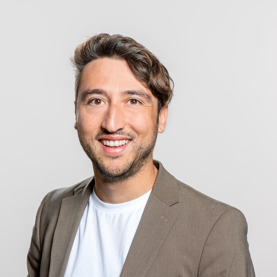 Ienca, que estudió Filosofía en Roma, Berlín y Nueva York, es conocido por su trabajo pionero sobre derechos neuronales. Es responsable de neuroética en la Iniciativa Internacional sobre el Cerebro y asesor de la ONU.