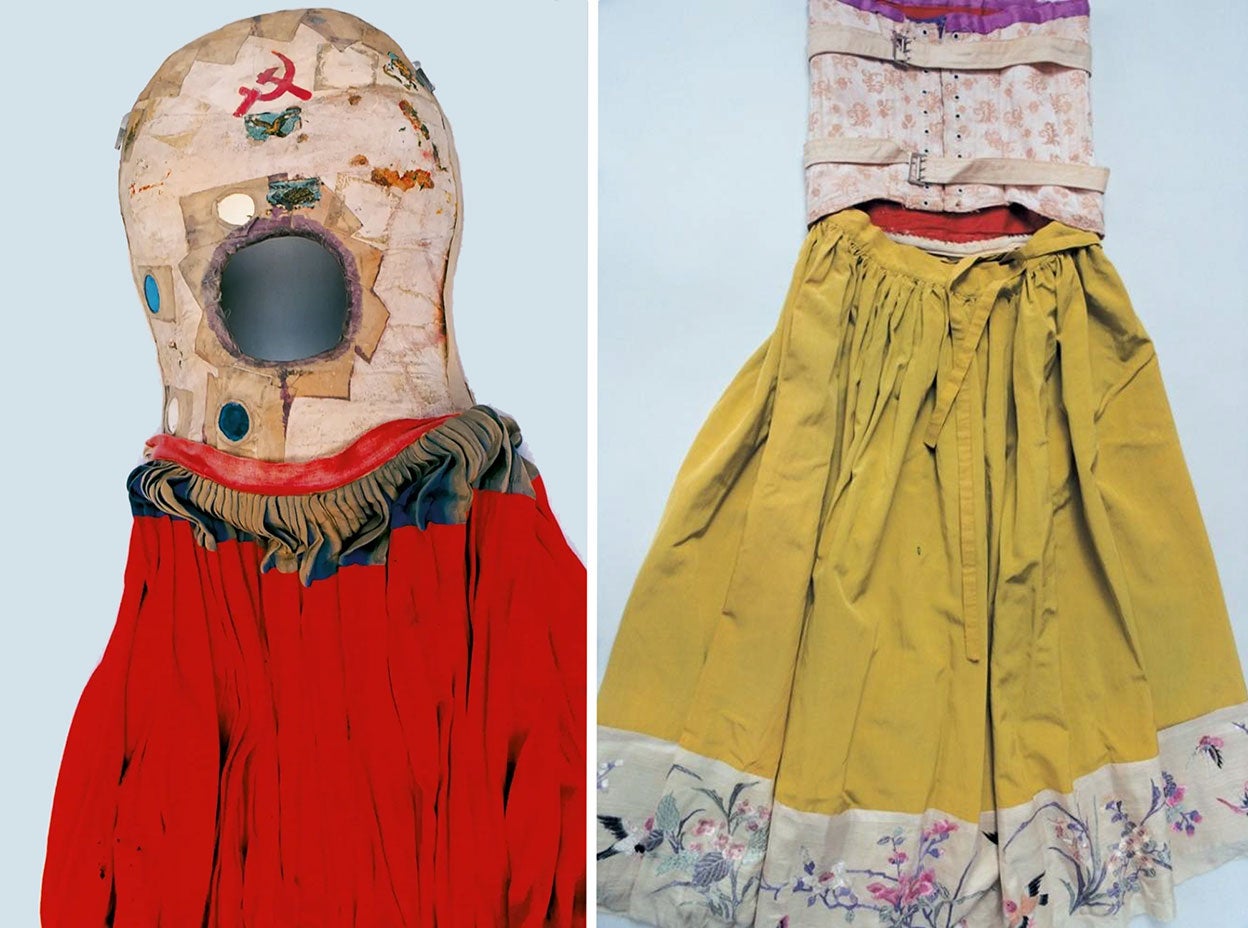 En 1925 Frida sufrió un brutal accidente de tráfico: el autobús en el que viajaba fue embestido por un tranvía, uno de cuyos pasamanos le perforó la pelvis y la dejó posteriormente reducida casi por completo en su movilidad. Esta es la vestimenta que utilizaba tras el accidente: un vestido y una falda especial con el corsé agujereado con un diseño de símbolos comunistas.
