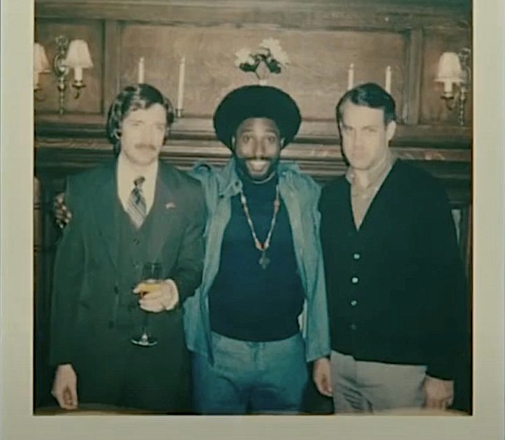 Esta es la mítica polaroid que Ron Stallworth logró hacerse con el líder del KKK, David Duke (a la izquierda), en Colorado Springs, el 10 de enero de 1979. Con ellos, Jesse Nayyar, miembro del Ku Klux Klan en esa región. Pese a su misión secreta, Stallworth fue el encargado de proteger a Duke —amenazado de muerte— en un evento que el KKK organizaba aquel día. En la cafetería, Stallworth le dijo: «Señor Duke, nadie me creerá cuando les diga que he sido su guardaespaldas. ¿Le importaría hacerse una foto conmigo?».