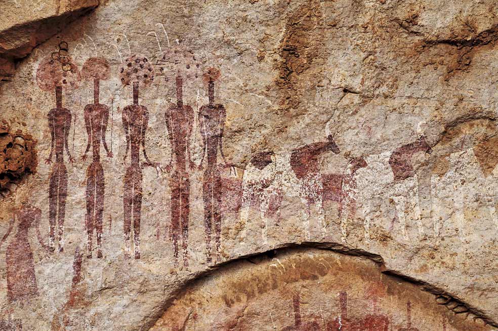 Las pinturas rupestres de la meseta de Ennedi, en el Chad, muestran mujeres altas y esbeltas adornadas con tatuajes.