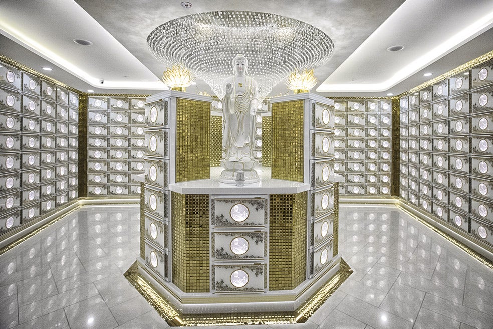 Columbario con los restos de los millonarios de Singapur que los conservan en lujosas cámaras.