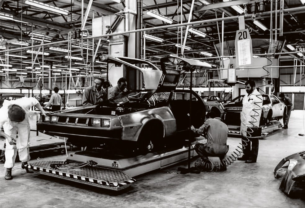 La fábrica de DeLorean en las afueras de Belfast se convirtió en la gran esperanza para una región depauperada y en conflicto. Tuvo hasta 2500 empleados, pero la mayoría eran inexpertos, lo que contribuyó a los problemas y retrasos en la fabricación del vehículo.