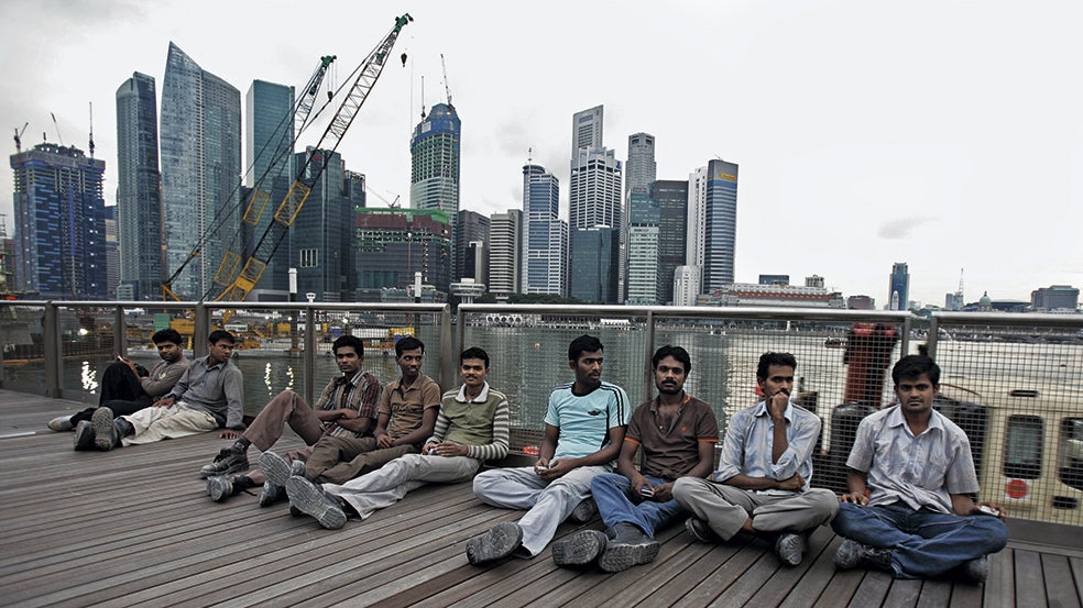 Inmigrantes en situaciones precarias trabajan en las constantes obras de Singapur.