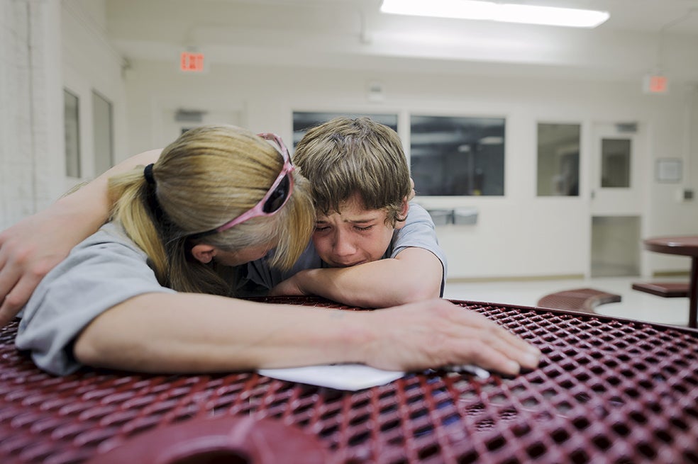 «Quiero salir de aquí, mamá». «Lo sé», responde Eve. Pero su madre no puede ayudarlo.