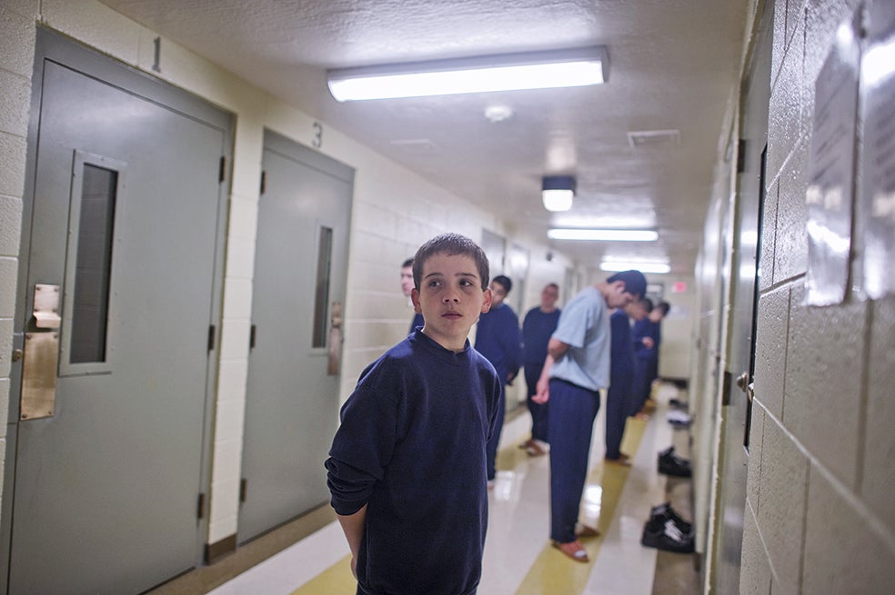 Vinny delante de su celda. Recuerda los horarios. Levantarse a las seis. Escuela hasta las tres. Reclusión hasta las cinco. Media hora de televisión. Una hora de deporte. Perritos calientes o macarrones para cenar. Ducha, por suerte a solas, es la forma de impedir que los mayores abusen de los pequeños. A las diez de la noche, luces apagadas.