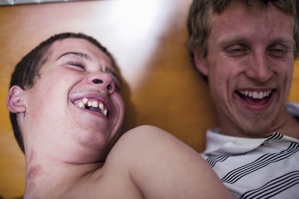 En 2014, Vinny (a la izda.) vivió con su hermanastro DJ en un motel. Vinny adoraba a DJ, que desde los 15 años entraba y salía de la cárcel por su adicción a las drogas. Los ratos compartidos entonces con DJ, dice Vinny, son «los mejores días de mi vida».