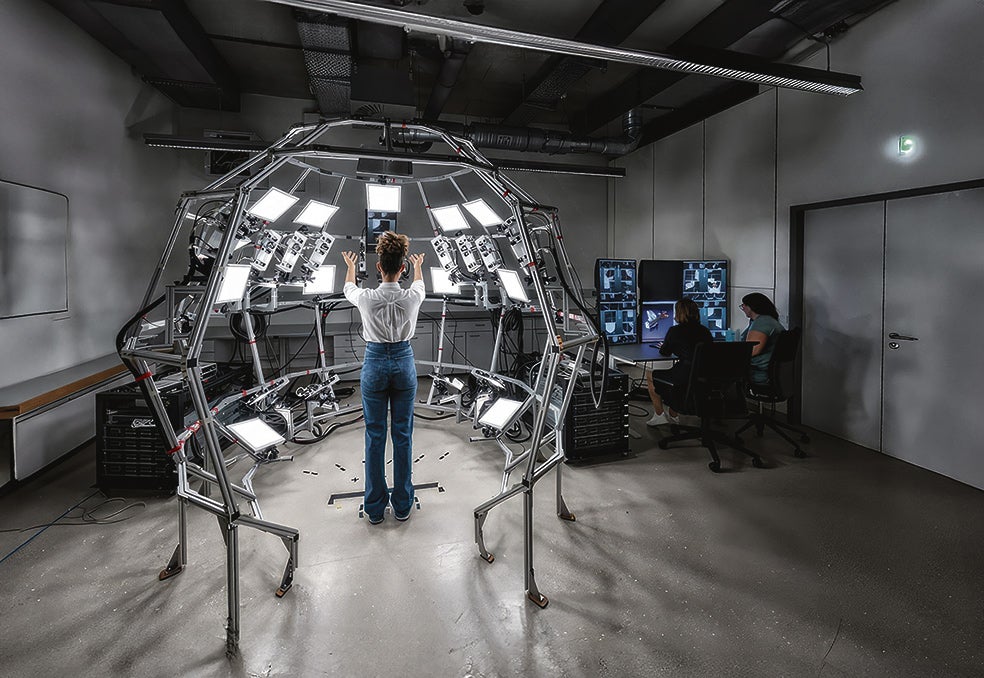 Una colaboradora realiza pruebas en el dispositivo que escanea manos y que permite la investigación pionera del Max Planck.