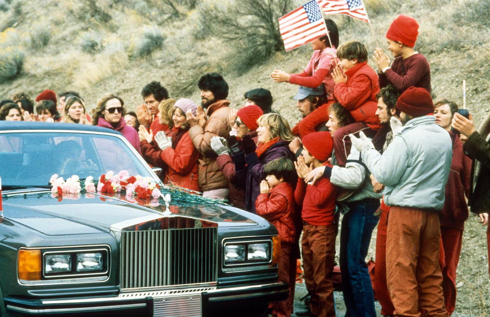 Seguidores de Osho lo reciben en Oregón al volante de uno de su centenar de Rolls-Royce. Él no veía contradicción alguna entre lo que predicaba y su ostentosa riqueza y, al parecer, sus fieles tampoco. Las víctimas más jóvenes de su secta fueron quienes más sufrieron. Sarito Carroll lo cuenta así: «Cuando la comuna se derrumbó en 1985, todos fuimos arrojados al mundo sin estar preparados. Yo tenía 16 años, estaba desorientada, sin dinero y no estaba segura de quién era. Enfermé». Sarito logró rehacer su vida. Otros, muchos, no lo han logrado.