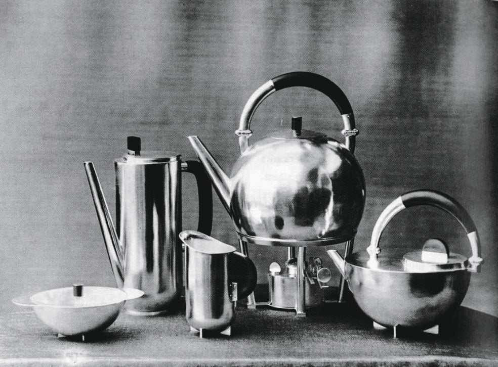 Juego de té creado en 1924 por Marianne Brandt, la primera mujer directora del Taller de Metal de la Bauhaus.