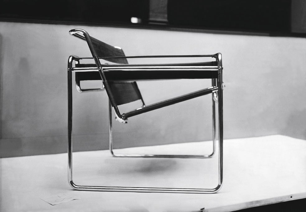 Marcel Breuer creó en 1925 la silla Wassily, de tubos de acero. Hasta la actualidad no ha dejado de reeditarse ni. de imitarse.