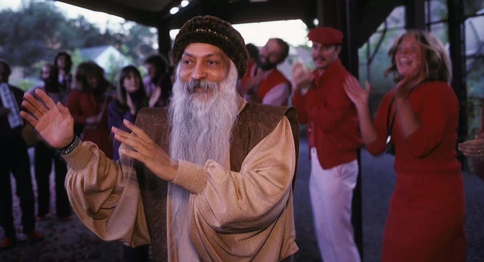 Bhagwan Shree Rajneesh, nacido en 1931, hijo de un comerciante de telas, era profesor de filosofía y en los años 60 se hizo un nombre en la India por criticar a Gandhi y todas las religiones organizadas. Se autodenominó maestro espiritual con enseñanzas que mezclaban diversas tradiciones religiosas y filosóficas y sobre todo, predicando el sexo libre.