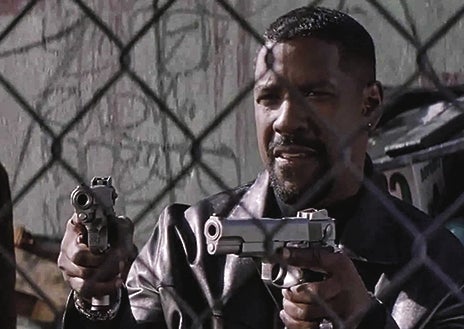 Imagen secundaria 1 - Un actor de peso. La presencia de Washington en una cinta es sello de garantía incluso en sus papeles más desdeñados: La mujer del predicador, Poseídos, Los siete magníficos... Curtido en el teatro desde adolescente, debutó ante la cámara en una serie de televisión, Wilma, en 1977; y cuatro años después lo haría en Hollywood. Su gran salto le llegó a los 32, cuando Richard Attenborough le regaló el papel del líder antiapartheid Steve Biko en Grita libertad, su primera (lleva diez) nominación al Oscar, que ganó dos años después, en 1989, con Glory. Ha protagonizado 47 películas con personajes tan celebrados como Malcolm X, el boxeador Rubin Carter o el detective ficticio Alonzo Harris, de Día de entrenamiento, su segundo Oscar.