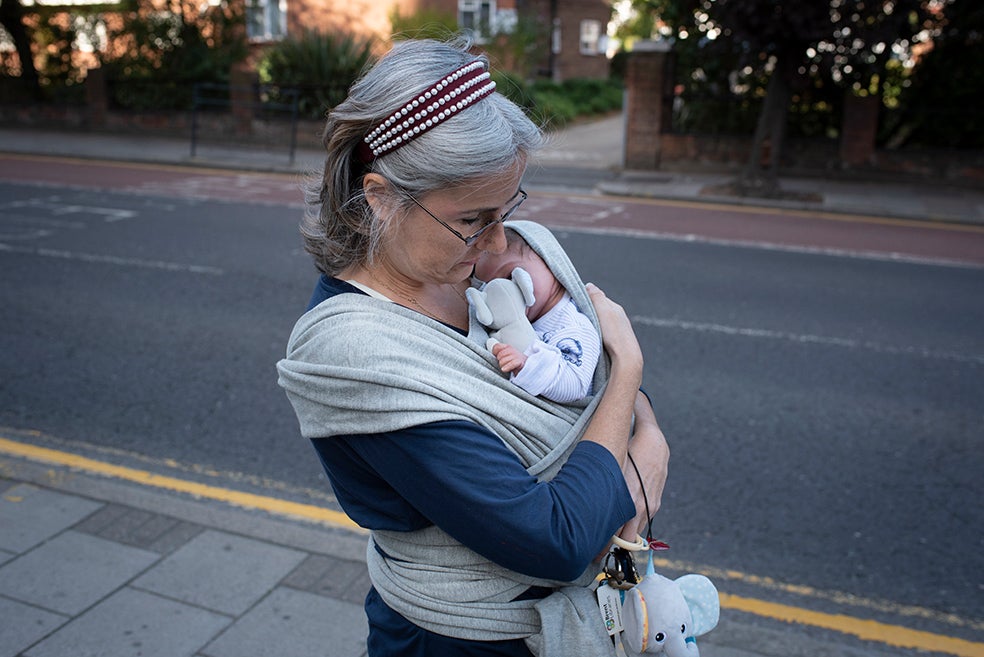 Amanda vive en Londres y 'adoptó' a A. J. para sobrellevar una depresión crónica. A veces lo lleva a su lugar de trabajo envuelto en un portabebés. No le importa lo que piensen los demás.