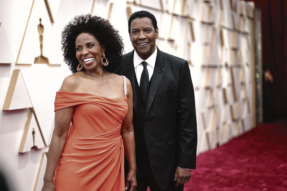 Denzel Washington, que el 28 de diciembre cumple 70 años, conoció a la actriz Pauletta Pearson en 1975 rodando su primera película. Se casaron ocho años después y tienen cuatro hijos: John David (40 años), actor; Katia (38), licenciada en arte; Olivia y Malcolm (33), actriz ella, director de cine él.