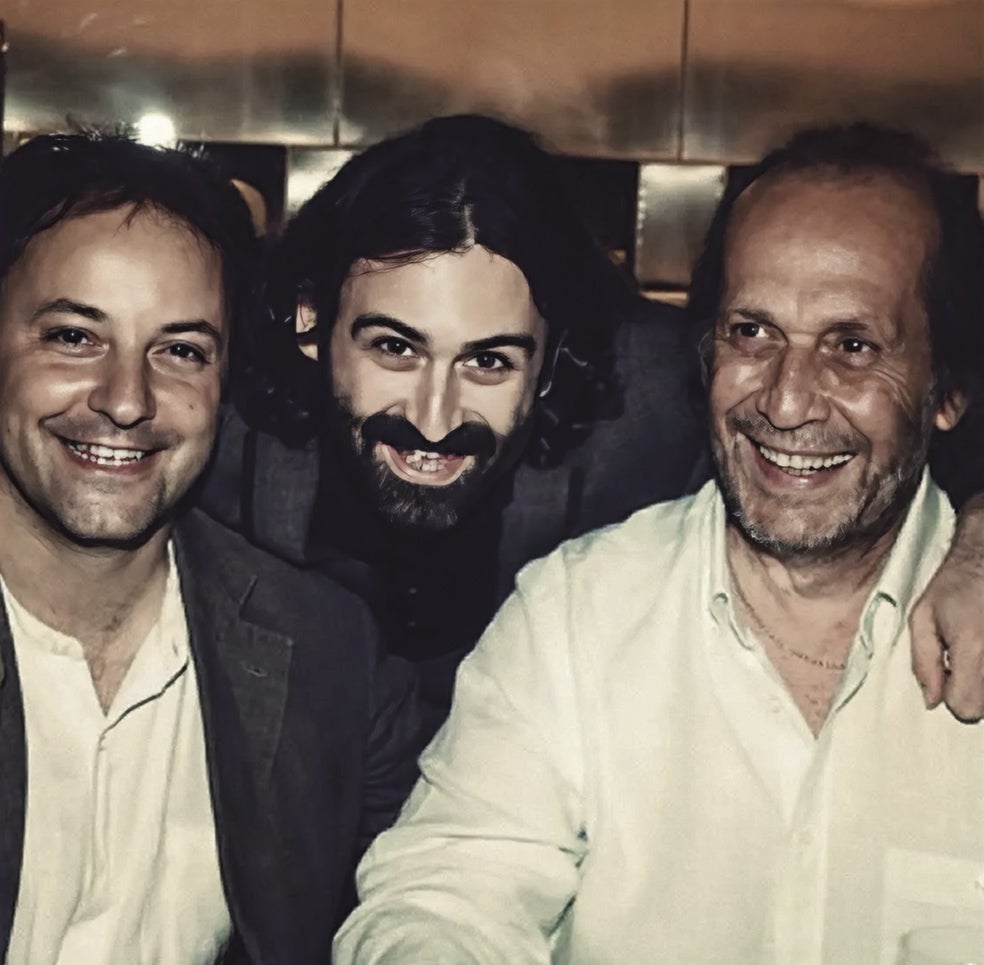 Rebollo lleva trabajando con grandes artistas más de tres décadas. Aquí posa con Javier Limón y Paco de Lucía.