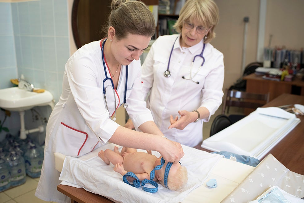 Los bebés Reborn tienen una función en el campo médico, explica la doctora Angelina Volter en una maternidad de Moscú. Desde 2018, Volter usa un muñeco llamado Leonid para formar a sus alumnos. Según dice, su aspecto tan realista facilita que los alumnos sientan emociones al manejarse con ellos y sean más cuidadosos.