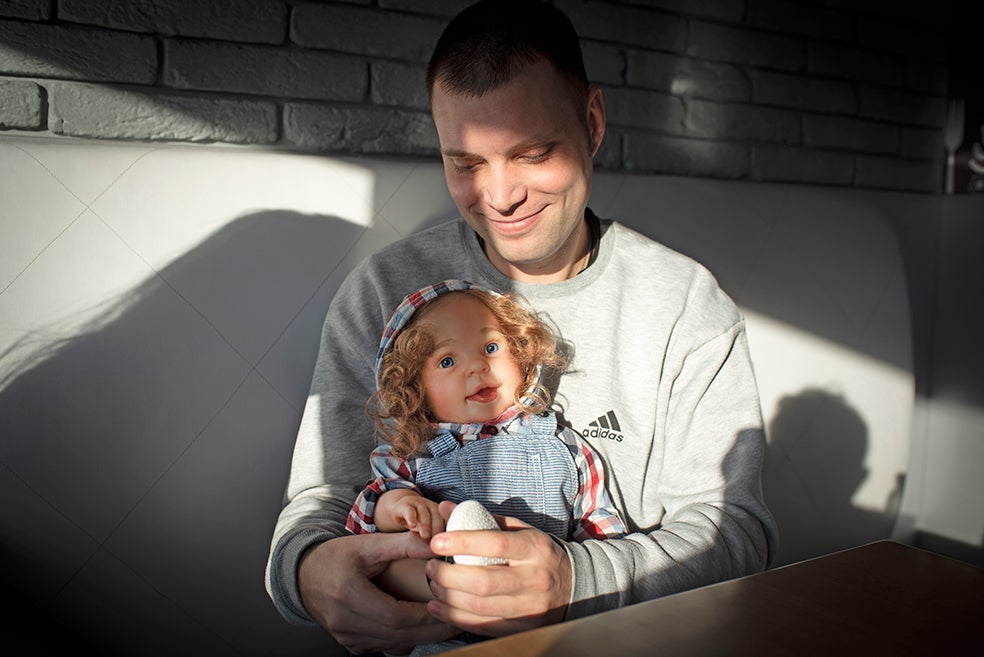 El ucraniano Serhii sufrió estrés postraumático tras estallarle una mina. Fabricar estos muñecos lo ayudó a superar el trauma y le permite ganarse la vida.