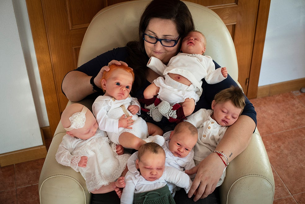 Virginia Repilado, fan y creadora de muñecos Reborn, en su casa de Torrijos. Vive con su madre e invierte gran parte de su dinero en estos muñecos. Virginia a veces sale a pasear con sus «hijitos», pero sin mostrarlos claramente. «Hay quienes van al centro comercial con su bebé en un cochecito. Yo no me atrevo a tanto».