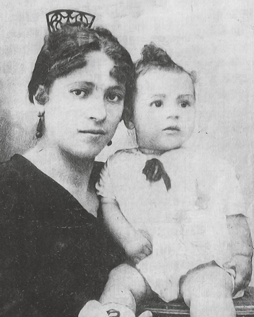 Gila nació en 1919 en Madrid. Su padre murió dos meses antes del parto. Su madre se casó poco después y él se crio con sus abuelos paternos.