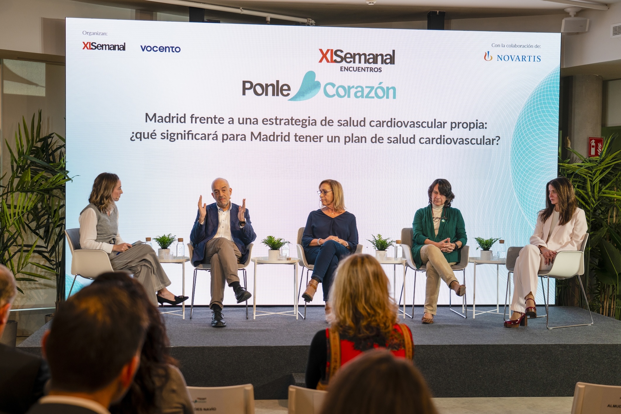 La mesa redonda trató sobre la futura implantación de la Estrategia de Salud Cardiovascular en la Comunidad de Madrid, y contó con la participación del doctor Alfonso Martín, coordinador del documento del Plan de Salud Cardiovascular de Madrid, la doctora Teresa Gijón, médica de familia y profesora de la Universidad Autónoma, la doctora Carmen Suárez, responsable de la unidad de HTA y Riesgo Vascular del hospital de la Princesa, y la doctora Almudena Castro, jefa de sección de la Unidad de Rehabilitación Cardiaca del Hospital La Paz.
