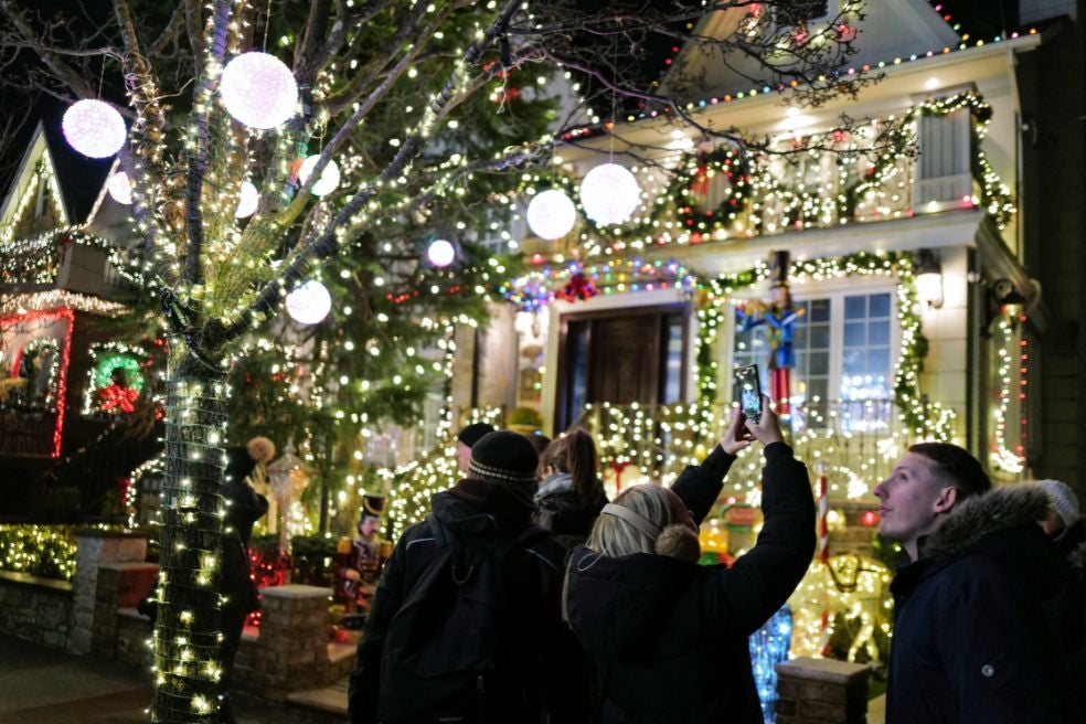 Nueva York se ha consagrado como una de las ciudades estrella en cuanto a iluminación navideña. No solo por el emblemático árbol del Rockefeller Center que cuenta con más de 50.000 luces LED multicolores y que recibe más de 500.000 personas cada día durante la Navidad. Sus barrios también aglutinan turistas que se embarcan en tours para ver las luces navideñas de los vecinos. Uno de los más visitados es el barrio de Brooklyn Dyker Heights, en el que algunos vecinos incluso contratan la decoración navideña a empresas, como si fuese una competición.