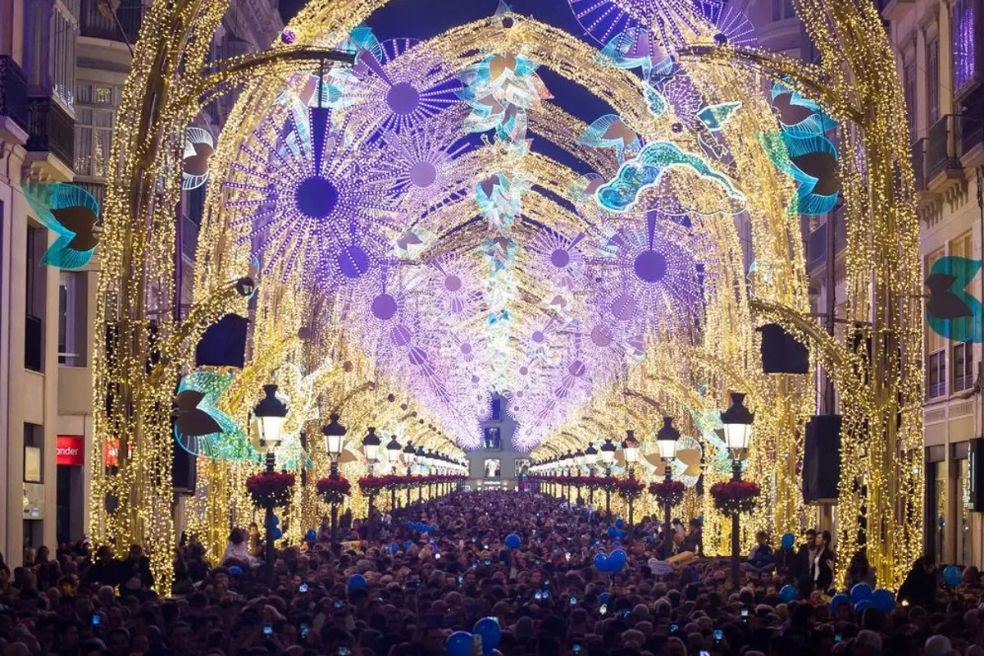 Año tras año, las luces navideñas acaparan más presupuesto de las ciudades españolas. Este año, por ejemplo, en Madrid se han gastado cuatro millones de euros, un 7,5 por ciento más que en 2022. Pero ha sido Málaga (en la imagen) la que más se ha esforzado. Ha elevado el gasto de sus luces a 1,5 millones, superando así a su gran rival 'lumínico', Vigo, cuyo alcalde ha convertido la decoración navideña de la ciudad en un exitoso reclamo turístico.