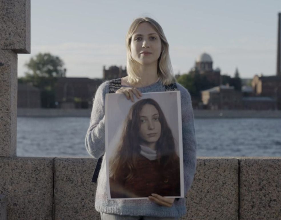 Siete años por poner pegatinas