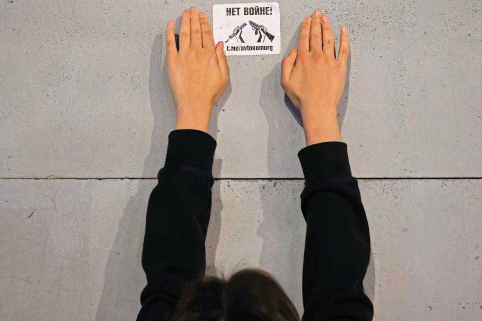 La estudiante Schenja, de 21 años, coloca pegatinas contra la guerra en edificios de Moscú, lo más alto posible para que no puedan ser quitadas fácilmente. Schenja lo pagó con la cárcel.