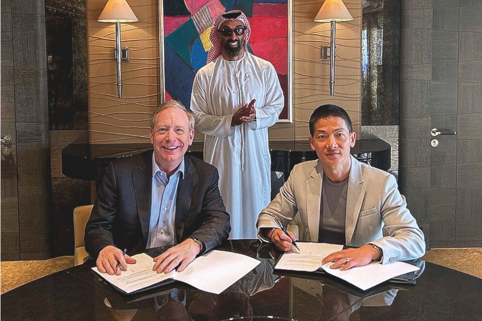 El jeque Tahnoun bin Zayed con Brad Smith, presidente de Microsoft, y Peng Xiao, el CEO de G42, de origen chino, durante la firma del acuerdo que simboliza su ruptura con China.